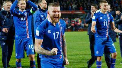 El capitán Aron Einar Gunnarsson (c) de Islandia celebra después de ganar un partido ante Kosovo por la clasificación al Mundial de Rusia 2018. EFE/Archivo