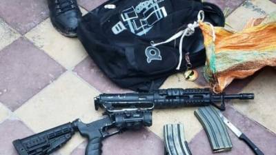 Fusil decomisado al presunto miembro de la Mara Salvatrucha MS-13.