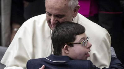 Papa Francisco abraza a un niño hoy. EFE