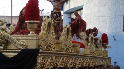 Las imágenes de san Pedro, san Juan y maría magdalena encabezaron el santo entierro y fueron cargadas por feligreses de la catedral.