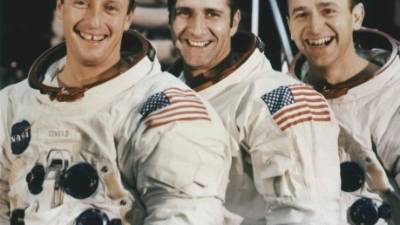 FILE - In this Oct. 1, 2008, file photo, Alan Bean, the fourth man to walk on the moon, is shown during a preview of his work at the Lyndon Baines Johnson Library and Museum in Austin, Texas. Bean, the Apollo and Skylab astronaut, fourth human to walk on the moon and an accomplished artist, has died. Bean, 86, died on Saturday, May 26, 2018 at Houston Methodist Hospital in Houston. His death followed his suddenly falling ill while on travel in Fort Wayne, Indiana two weeks before. (AP Photo/Harry Cabluck, File)