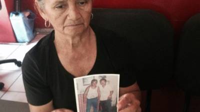 Estenia Aguilera Jiménez muestra una foto en la que aparece su hijo (izquierda).