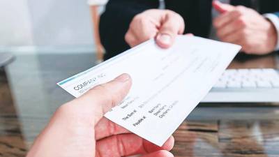 Pago con cheques | Fotografía de referencia