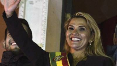 La senadora opositora Jeanine Áñez asumió la Presidencia interina de Bolivia tras la renuncia de Evo Morales, en una sesión parlamentaria con la ausencia de los representantes del oficialista Movimiento Al Socialismo.
