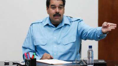 Fotografía cedida por Prensa de Miraflores donde se observa al presidente de Venezuela, Nicolas Maduro, participar en una reunión de trabajo de seguridad nacional hoy, martes 7 de enero de 2014, en Caracas. EFE