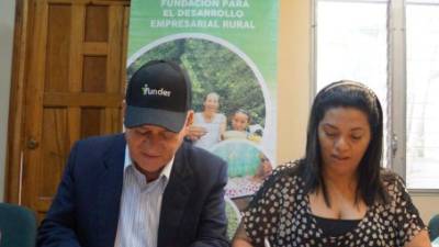 Miguel Ángel Bonilla durante la firma del convenio.