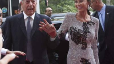 Tomados de la mano llegaron el escritor Mario Vargas Llosa e Isabel Preysler en Nueva York.