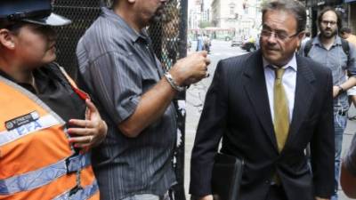 El abogado del exespía se reunió con la fiscal que investiga la muerte de Nisman. Stiuso no aparece en Argentina.