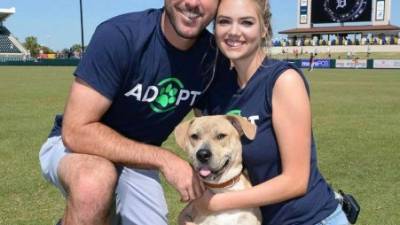 Kate Upton con su prometido Justin Verlander y su mascota Mac.