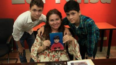 Sonia Elizabeth Santos con sus vástagos Mario David y Giulio Ghiringhelli, hijos de un italiano. Los tres están emocionados con ver triunfar a su hermana en el Miss Dinamarca Universo.