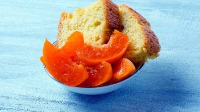 Dejar enfriar, desmoldar y servir con rebanadas de albaricoque.