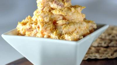 Sirva el dip de tocino con galletas.