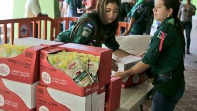 Boy scouts cargan donación de granos básicos.