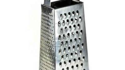 El rayador de queso puede servirle como joyero.