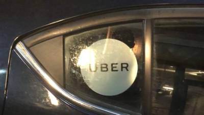 Las autoridades investigan el confuso hecho en el que el tirador no huyó de la escena del crimen.