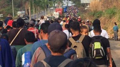 Más de un millar de indocumentados se dirigen hacia la frontera de EUA en una caravana que recorre México.
