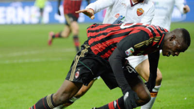 MIL32. MILÁN (ITALIA). 16/12/2013.- Nicolas Burdisso (d) del AS Roma disputa el balón con Mario Balotelli del Milan hoy, lunes 16 de diciembre de 2013, durante un partido de la Serie A en el estadio Giuseppe Meazza, en Milán (Italia). EFE/DANIEL DAL ZENNARO