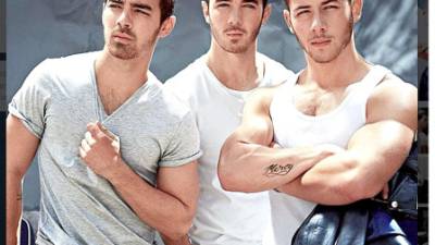 Joe, Kevin y Nick en la revista Out.