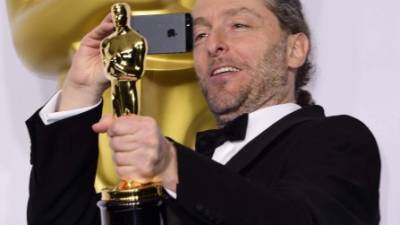 El mexicano Emmanuel Lubezki saca una foto de su Óscar a la Mejor Fotografía por 'Birdman' tras la ceremonia de entrega de la 87 edición de los Óscar en el Dolby Theatre de Hollywood, California (EE.UU.), en febrero de 2015. EFE/Archivo