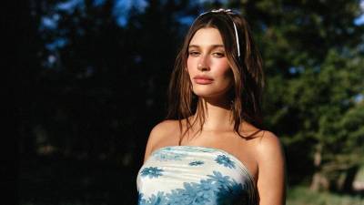 Hailey Bieber comparte su embarazo en redes sociales.