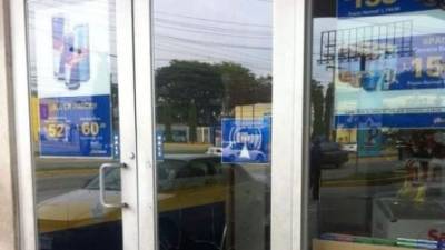 Varios hombres armados se llevaron un cajero automático de una estación de gasolina en el bulevar del norte de San Pedro Sula.