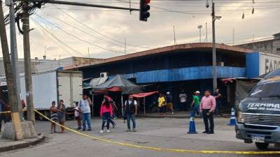 Escena del doble crimen, en donde fueron asesinados dos presuntos asaltantes en la 7 calle del barrio Medina de San Pedro Sula.