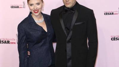 Scarlett y su prometido de origen francés Romain Dauriac.