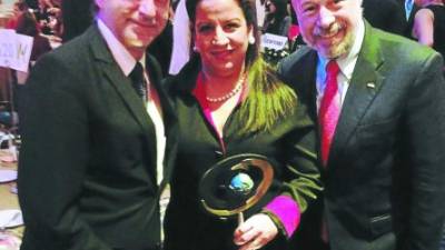 Karla Simon, gerente de RSE Ficohsa, con Eduardo Shaw e Ítalo Pizzolante.