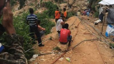 El accidente se produjo al derrumbarse uno de los túneles de las minas de San Juan de Arriba, municipio de El Corpus departamento de Choluteca, 160 km al sur de Tegucigalpa. Foto Marilyn Méndez