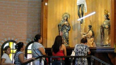Centenares de católicos llegaron ayer al templo de la aldea Arena Blanca a venerar al Cristo Negro o Señor de Esquipulas.