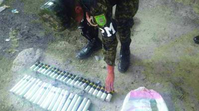 Un militar hace el conteo de los explosivos hallados.