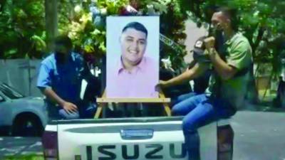 El cortejo fúnebre iba custodiado por patrullas.