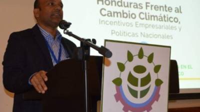 José Galdames durante la presentación del programa Bandera Ecológica.