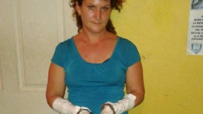 A Adalia Magda Rivera le colocaron bolsas de papel en las manos para las pruebas correspondientes.