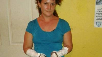 Momento en que Adalia Magda Rivera fue arrestada por las autoridades. Foto de archivo.