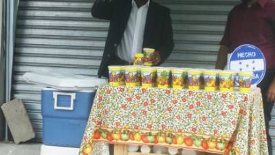 Darío ofrece las horchatas en una esquina de la Avenida Junior de San Pedro Sula.