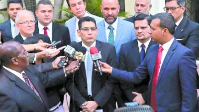 Walter Banegas, electo la tarde del miércoles, rodeado de sus compañeros de bancada y Salvador Nasralla.