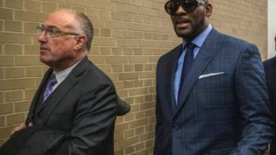 El cantante estadounidense de R&B R. Kelly (derecha), junto a su abogado Steve Greenberg (izquierda), asiste a una audiencia en el Tribunal de Circuito del Condado de Cook, en el Centro Daley de Chicago (EE.UU.). EFE