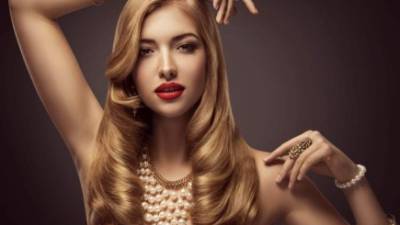 Si es de las que se rehúsa a utilizar colochos porque es fanática del pelo lacio, este peinado es una juvenil opción: lacio con ondas en las puntas hacia adentro.