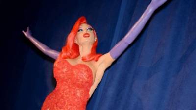 La modelo se convirtió en Jessica Rabbit tras un largo proceso de maquillaje y, sobre todo, tras un cuidado trabajo de elaboración de prótesis, no solo en sus pechos y en el trasero, sino también en su rostro, para tener unos labios más voluminosos y unos párpados muy destacados