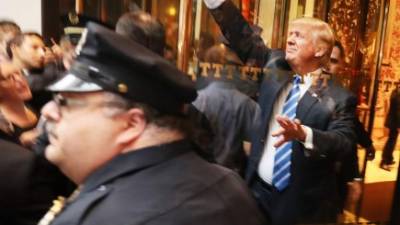 Donald Trump saluda a sus seguidores fuera de la Torre Trump, antes del debate.