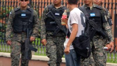 Policías militares dando seguridad en el parque central de San Pedro Sula.