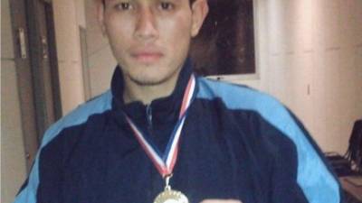 El pugilista catracho muestra su medalla obtenida en tieraas sudamericanas.