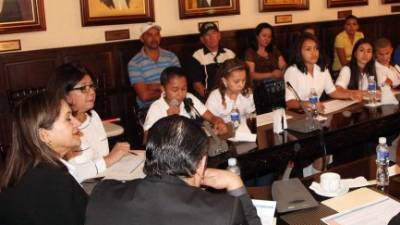 Los niños diputados junto a parlamentarios