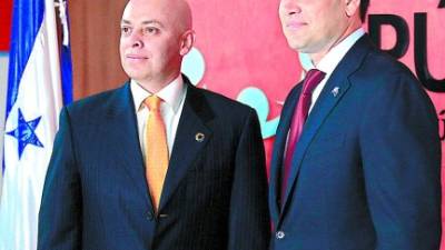 El fiscal general Óscar Chinchilla acompaña al senador Marcos Rubio.