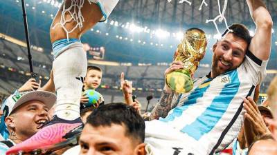 Kun Agüero cargando a Lionel Messi en las celebraciones de Argentina tras ganar el Mundial de Qatar.