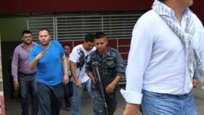 Los otrora imputados cuando salían ayer en la tarde del Juzgado de lo Penal.