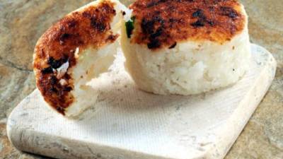 Espolvorear las cocadas con el coco tostado.