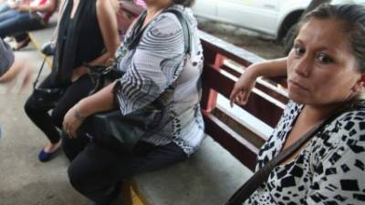 Los parientes de Alejandra Rosales cuando esperaban que les entregaran su cadáver en la morgue.