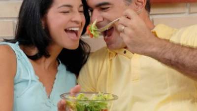 Conoce lo bueno y lo malo de salir con un hombre mayor.